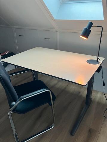 Ahrend Bureau met Stoel - Ergonomisch beschikbaar voor biedingen
