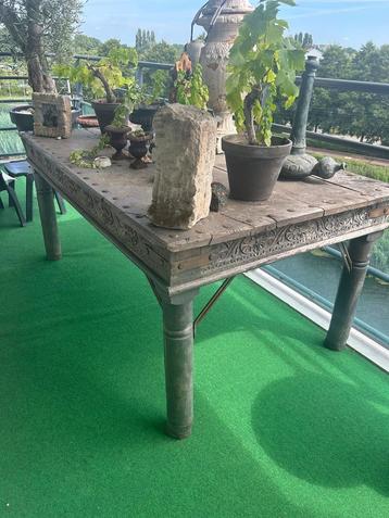 Houten tafel met metalen details beschikbaar voor biedingen