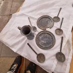 tinnen beker gemerkt en metalen lepel en borden, Ophalen
