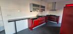 Keuken met inbouwapparatuur., Ophalen, Gebruikt, Rood, Graniet of Steen