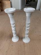 Twee witte houten kandelaars - 54cm hoog, Huis en Inrichting, Woonaccessoires | Zuilen en Pilaren, Ophalen of Verzenden, Gebruikt