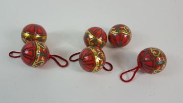 6 rode kerstballen, papier mache. W2 beschikbaar voor biedingen