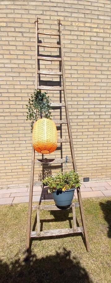 Vintage oude ladder decoratie beschikbaar voor biedingen