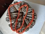 Oud halssieraad bloedkoralen stokjes, 77 cm, Verzenden, Gebruikt, Oranje, Steen of Mineraal