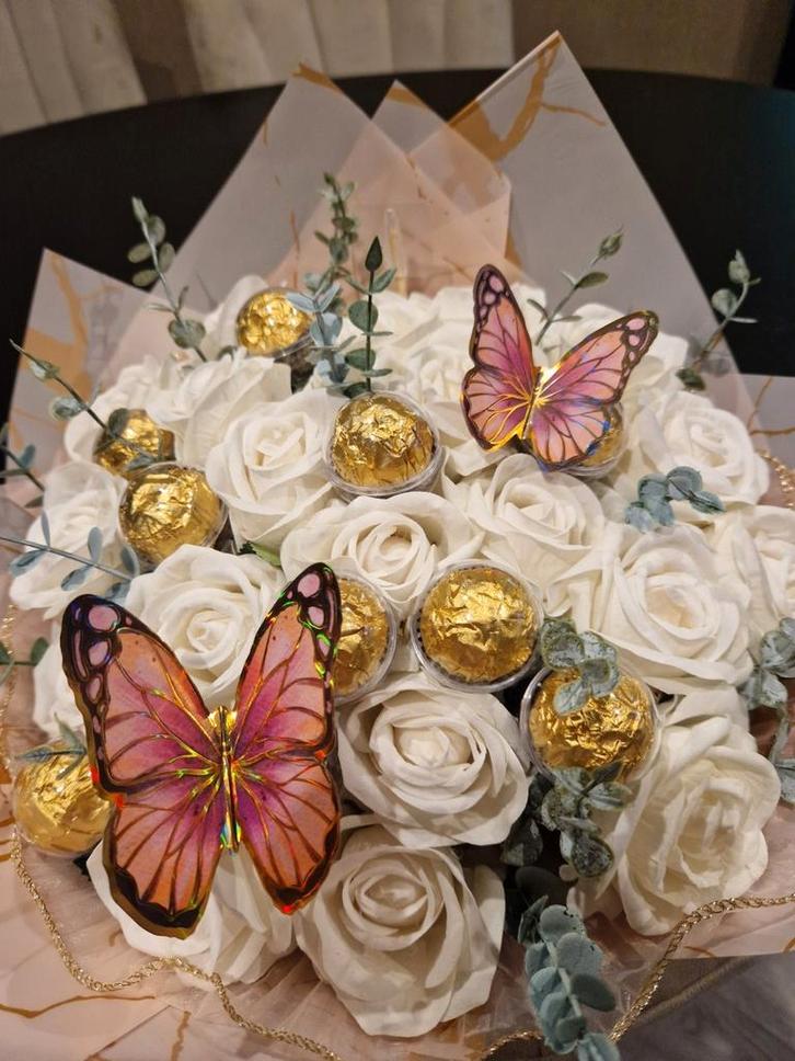 Boeket met fluwelen bloemen en Ferrero Rocher, Huis en Inrichting, Woonaccessoires | Kunstplanten en Kunstbloemen, Nieuw, Binnen