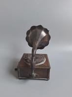 Antiek bronzen grammophone speeltje 12 x 7,5 cm 380 gram, Antiek en Kunst, Antiek | Koper en Brons, Ophalen of Verzenden