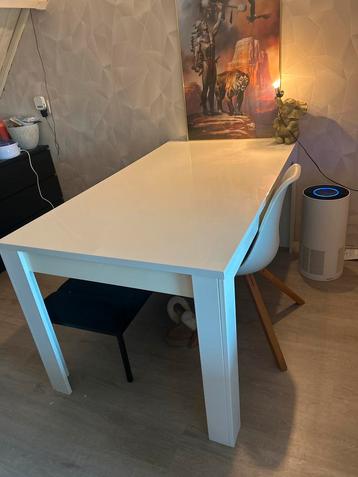 Eettafel hooglans wit beschikbaar voor biedingen