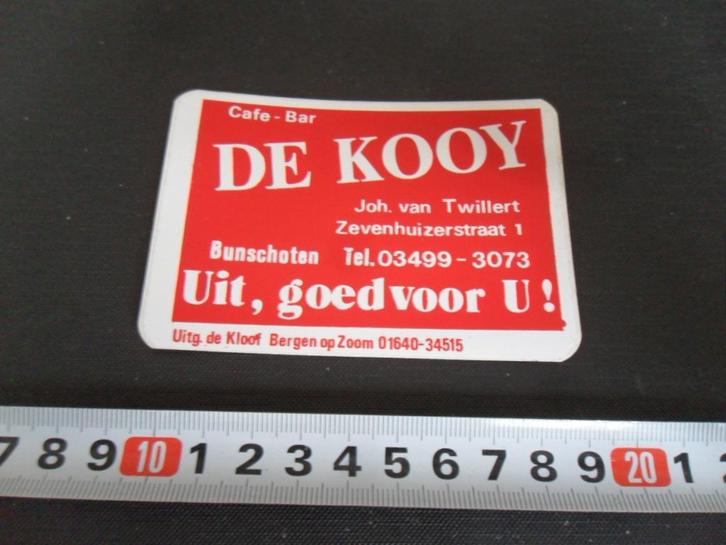 sticker bunschoten café bar DE KOOY joh. van twillert rood*, Verzamelen, Stickers, Zo goed als nieuw, Ophalen