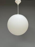 Vintage glazen hanglamp Hala Zeist bol globe wit, Huis en Inrichting, Lampen | Hanglampen, Ophalen, 50 tot 75 cm, Vintage, Glas
