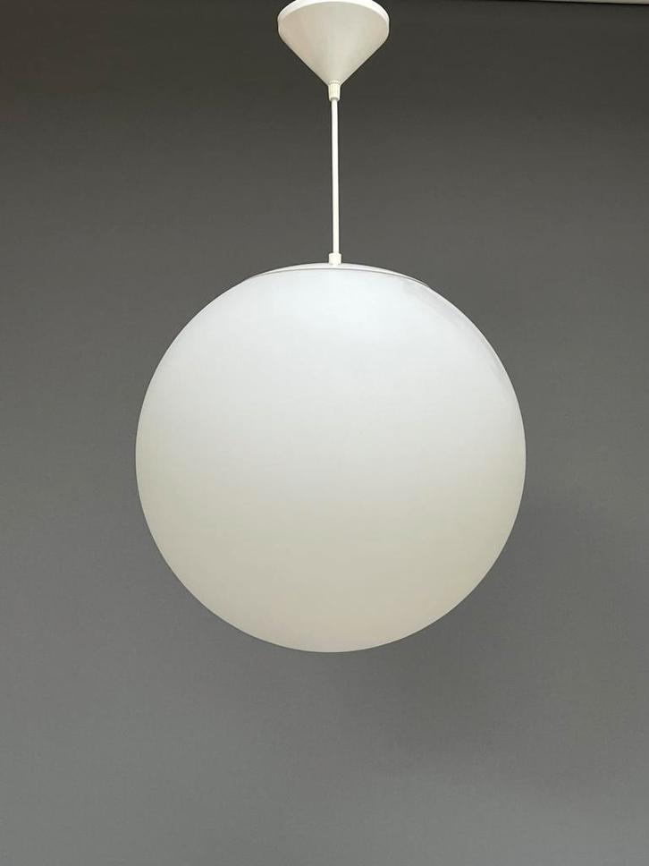Vintage glazen hanglamp Hala Zeist bol globe wit, Huis en Inrichting, Lampen | Hanglampen, Zo goed als nieuw, 50 tot 75 cm, Glas