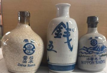 3 oude aardewerk sake flessen uit Japan een fles gemerkt  beschikbaar voor biedingen