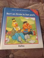 Bert en ernie in het park., Ophalen of Verzenden, Zo goed als nieuw
