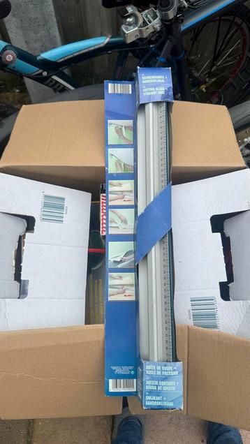 Snij- en aandruk liniaal beschikbaar voor biedingen