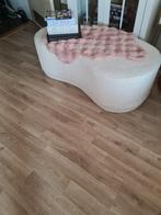 Mooie witte poef .gekocht bij leenbakker. 40.00 euro, Ophalen of Verzenden, Zo goed als nieuw