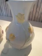 Witte vaas met gele tulpen, Wit, Aardewerk of Porselein, Nieuw, Ophalen of Verzenden