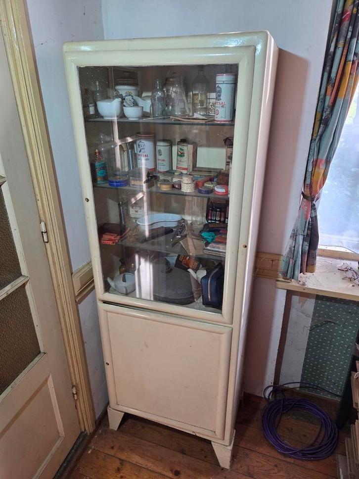 Vintage apothekerskast van staal en glas incl. verzameling., Antiek en Kunst, Antiek | Meubels | Kasten, Ophalen
