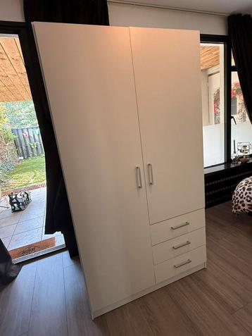 Witte kleding kast