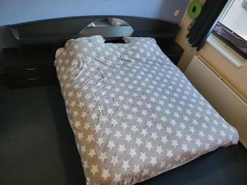 2 twee persoons tweepersoons bed 2 nachtkastjes,bijna gratis