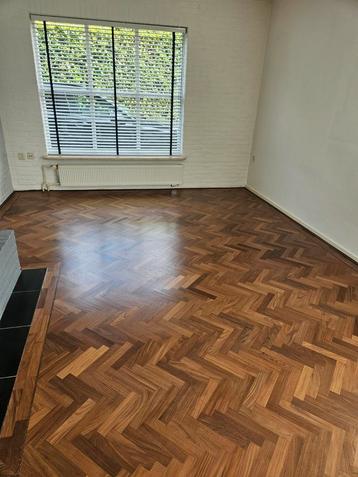 Tropisch hardhouten visgraat vloer (ong. 40m2) beschikbaar voor biedingen