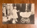 Oude Briefkaart - Kind met ouderwetse kinderwagen, Ophalen of Verzenden, Voor 1920, Ongelopen, Kinderen