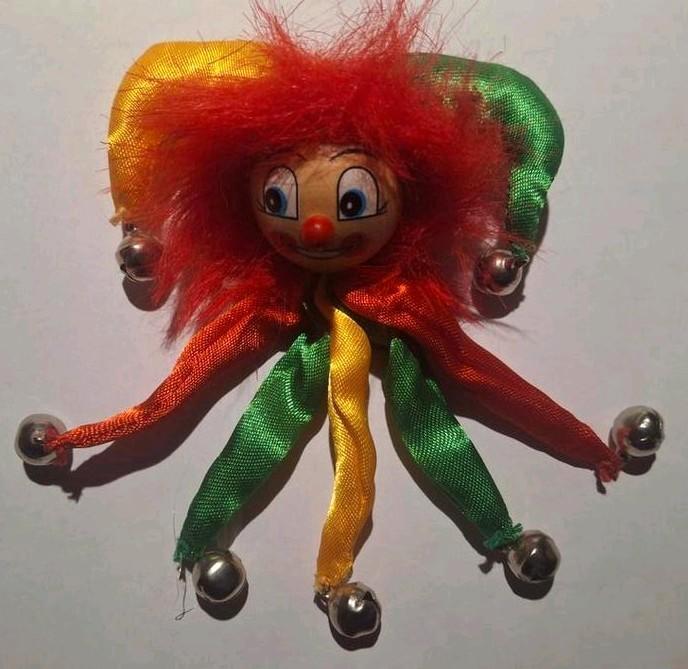 Feestartikel Narren Broche met Belletjes rood geel groen, Antiek en Kunst, Antiek | Woonaccessoires, Ophalen of Verzenden