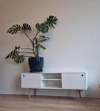 Stijlvol TV Meubel - Wit met Houten Poten, Kunststof, Gebruikt, 100 tot 150 cm, Ophalen of Verzenden