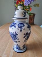 Delfts blauwe dekselvaas met bloemdecor - handbeschilderd, Antiek en Kunst, Antiek | Vazen, Ophalen of Verzenden