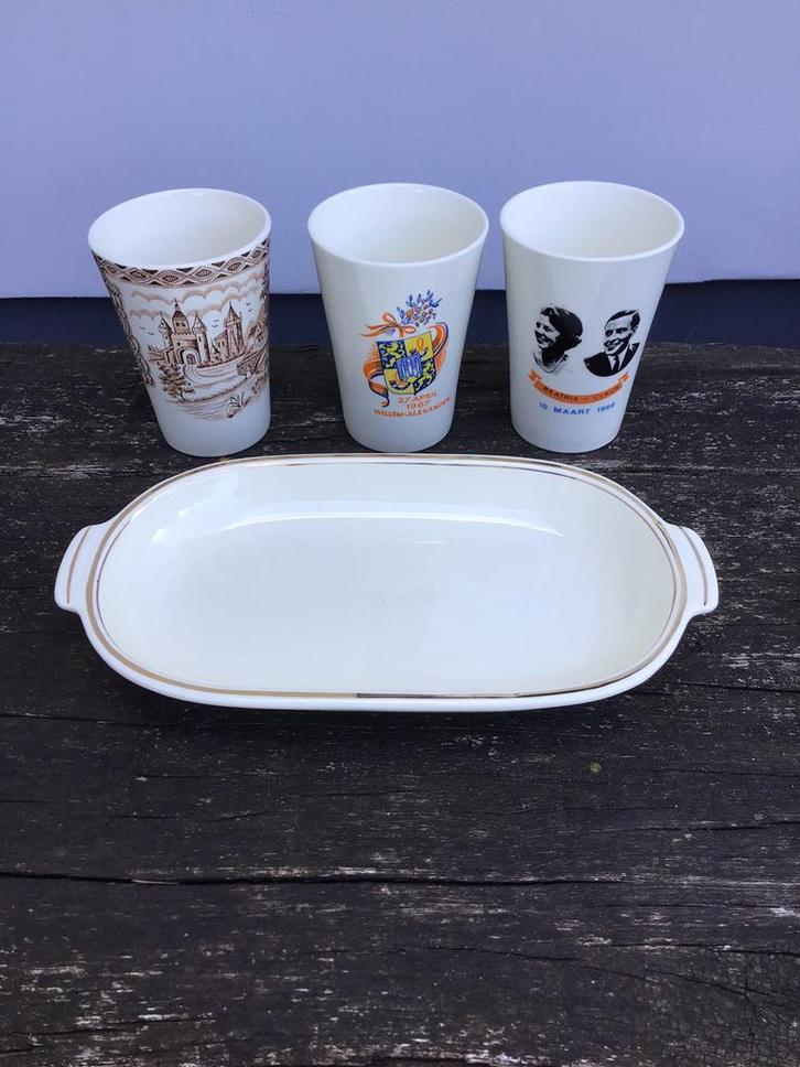 3 bekers + zuurschaaltje van Maastrichts aardewerk, Antiek en Kunst, Antiek | Servies los, Ophalen of Verzenden