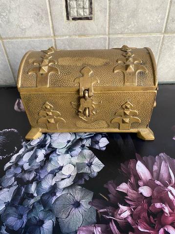 Vintage messing kistje met decoratie beschikbaar voor biedingen