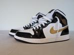 Air Jordan 1 Mid SE | Zwart/Wit/Metallic Gold | 852542-007, Kleding | Heren, Schoenen, Overige kleuren, Nike, Ophalen of Verzenden