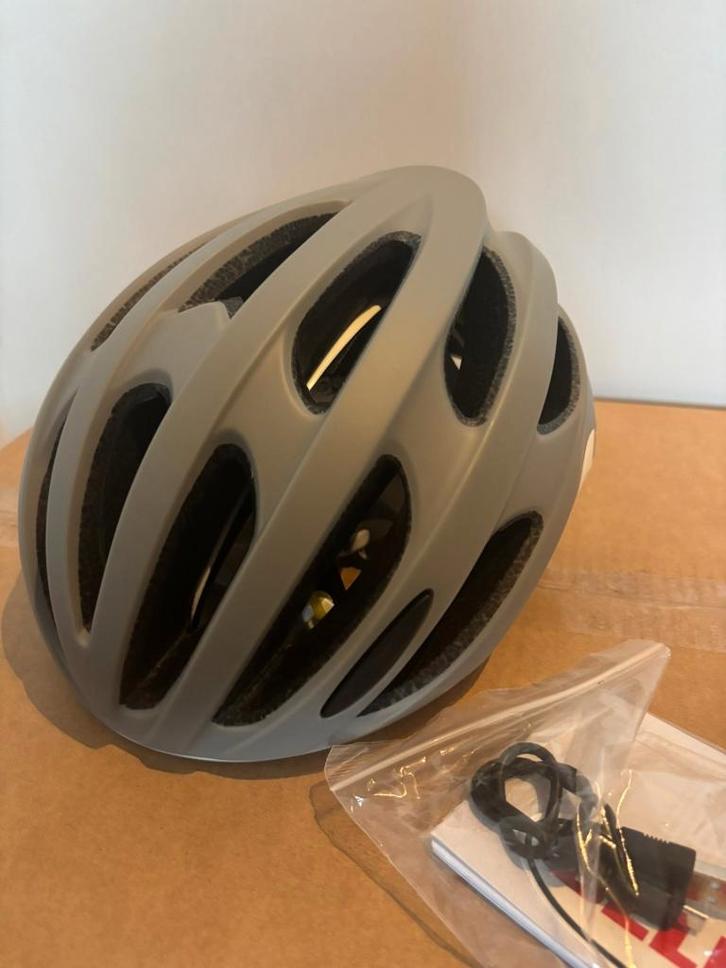Bell helm met MIPS nieuw 129,95 nu 60,00 Met verlichting, Fietsen en Brommers, Fietsaccessoires | Fietshelmen, Nieuw, Heer of Dame