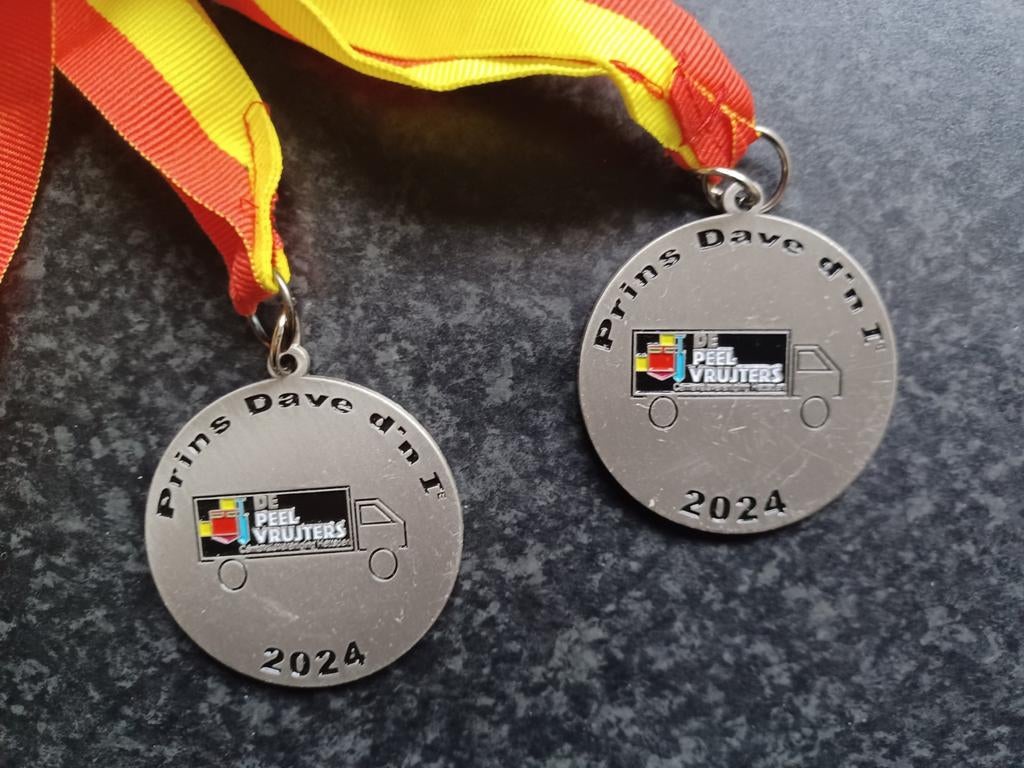 2x Carnavals medaille onderscheiding De Peelvrujters Heusden, Ophalen, Overige materialen, Nederland