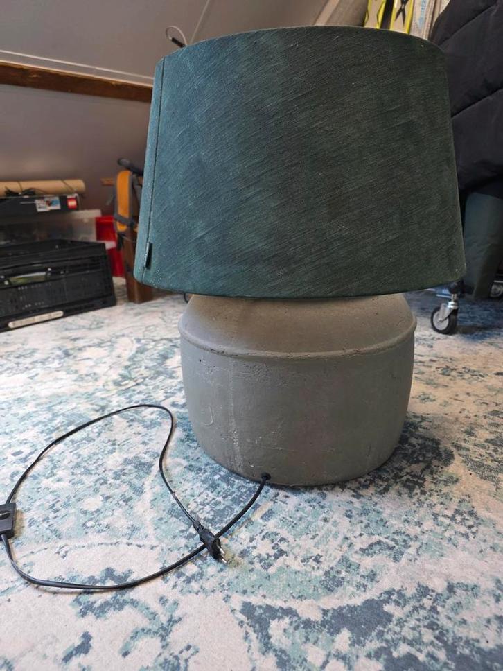 Brynxz Tafellamp met betonnen voet met groene linnen kap, Huis en Inrichting, Lampen | Vloerlampen, Gebruikt, Minder dan 100 cm