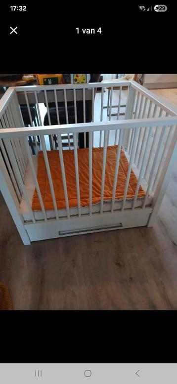 Witte box met lade en matras beschikbaar voor biedingen