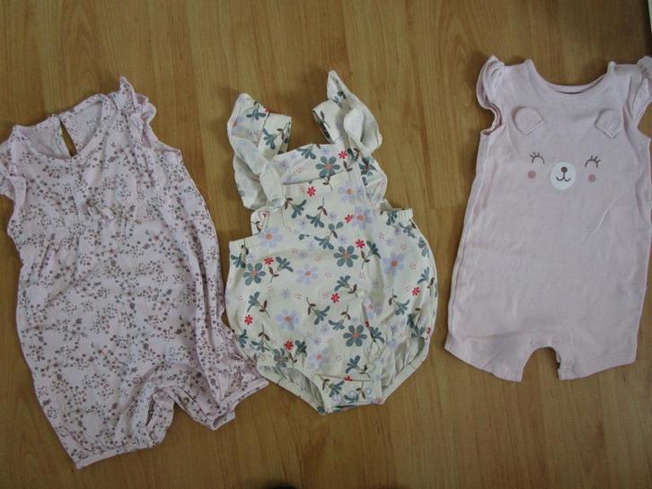 Drie schattige zomerpakjes aan 1 stuk / jumpsuit - maat 68, Kinderen en Baby's, Babykleding | Maat 68, Zo goed als nieuw, Meisje