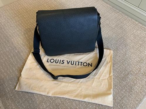 LOUIS VUITTON LV Ardoise Taiga Lederen Viktor schoudertas, Sieraden, Tassen en Uiterlijk, Tassen | Schoudertassen, Gebruikt, Zwart