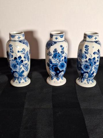 Drie delftsblauwe porseleinen vaasjes.  beschikbaar voor biedingen