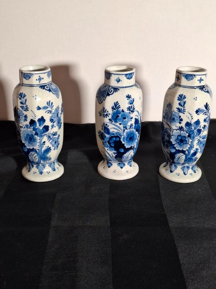 Drie delftsblauwe porseleinen vaasjes., Antiek en Kunst, Antiek | Vazen, Ophalen of Verzenden