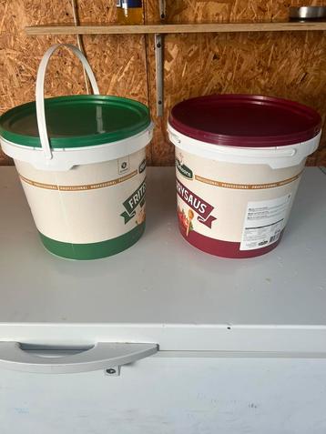 Emmers met deksel en hengsel 10 liter beschikbaar voor biedingen