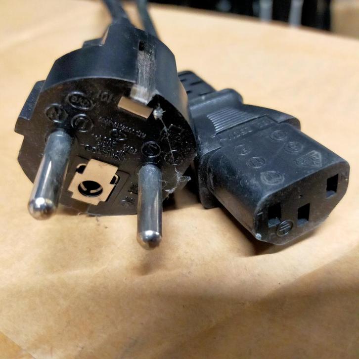 75x C13 aansluitsnoer / apparaatsnoer 230V +/-175 cm, Doe-het-zelf en Verbouw, Elektra en Kabels, Gebruikt