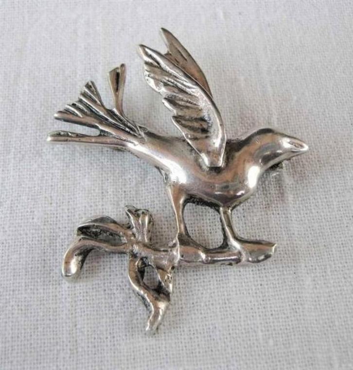 Vogel op tak, grote vintage sterling zilveren reliëf broche, Sieraden, Tassen en Uiterlijk, Broches, Zo goed als nieuw, Zilver