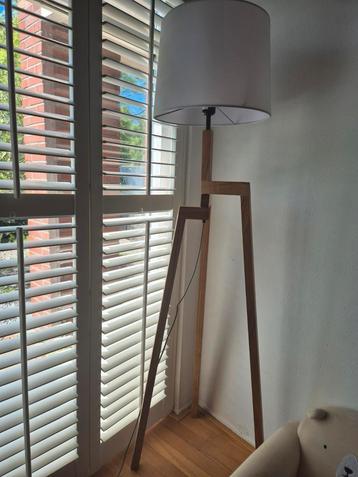 Mooie vloerlamp beschikbaar voor biedingen