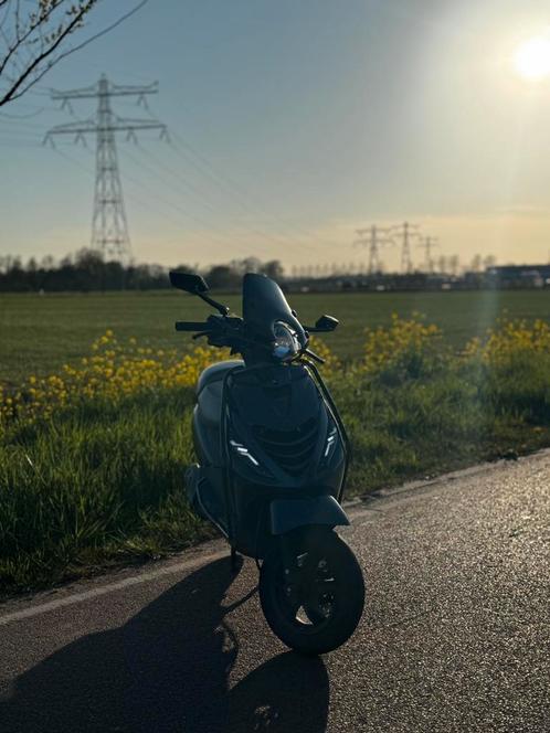 Piaggo zip 50cc 4t 2017 Midnight blue geel kenteken, Fietsen en Brommers, Scooters | Piaggio, Zo goed als nieuw, Zip, Ophalen