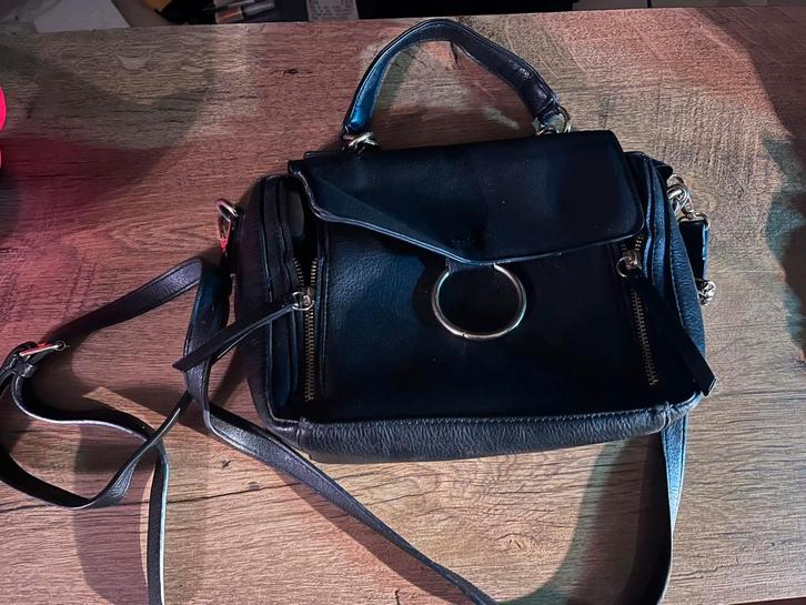 Zwarte leren handtas met schouderbanden, Sieraden, Tassen en Uiterlijk, Tassen | Damestassen, Zo goed als nieuw, Handtas, Zwart