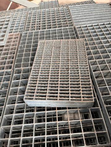 Thermisch verzinkte roosters, diverse afmetingen  beschikbaar voor biedingen