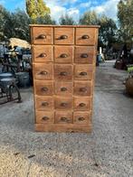 Oude houten ladekast of apothekers kast, Ophalen