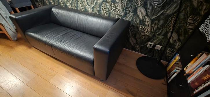Strakke zwarte 2-zitsbank - ikea klippan  Zo goed als nieuw!, Huis en Inrichting, Banken | Bankstellen, Zo goed als nieuw, Rechte bank