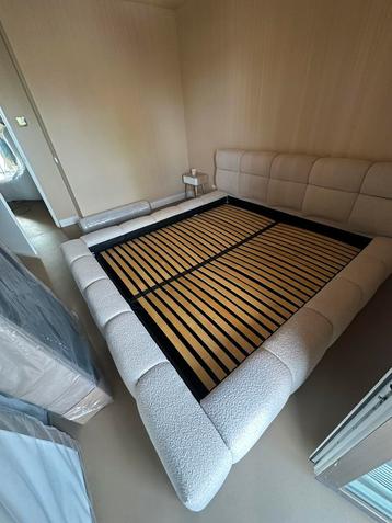 Bed bedframe boxspring 200x220 beschikbaar voor biedingen