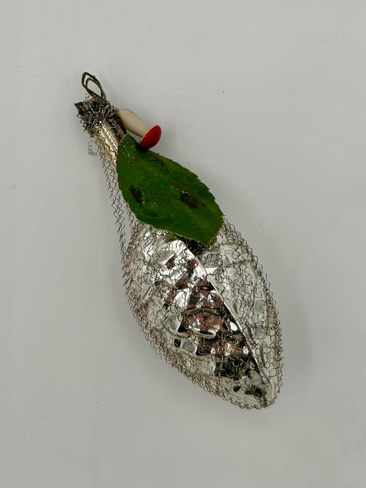 Oude kerstbal dennenappel op steel blad Leonisch draad, Diversen, Kerst, Gebruikt, Ophalen of Verzenden