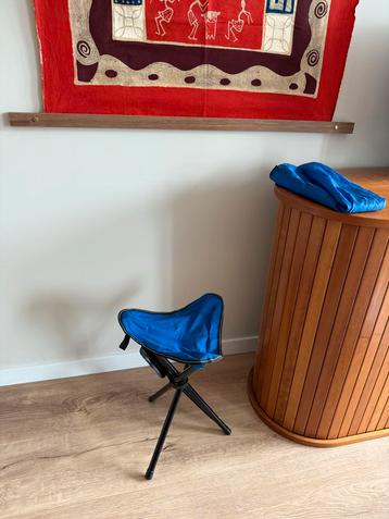 Driepoot krukje blauw beschikbaar voor biedingen